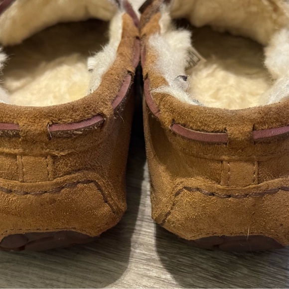 UGG DAKOTA CHESTNUT SUEDE SHEEPSKIN MOCCASINS WOMEN'S SIZE US 6 - EUC - Picture 5 of 9